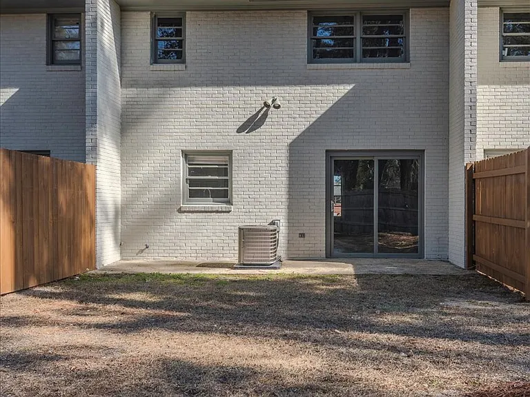 230 W Manchester Rd — Photo 27