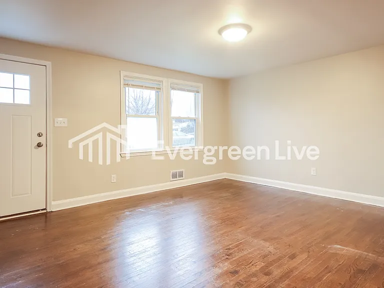 1118 Newfield Rd — Photo 4