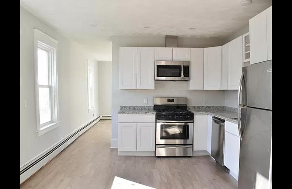 1st image of 18 Courtland St #2