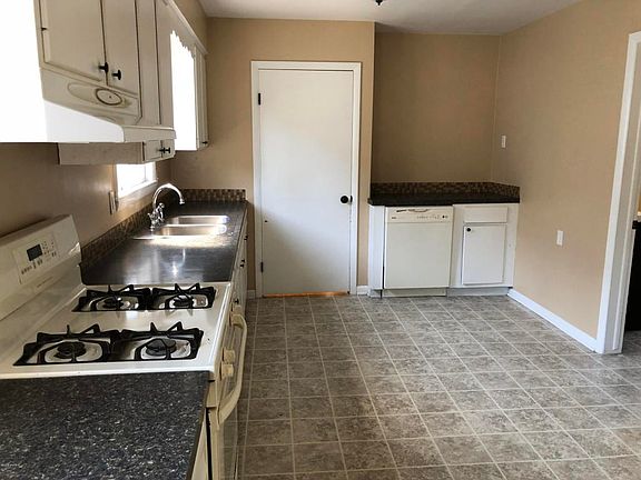 3rd image of 1040 Helen St NE