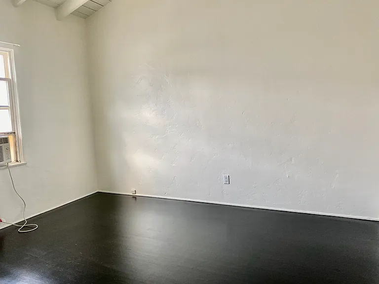 1042 N Crescent Heights Blvd — Photo 15
