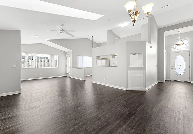 1009 Shadow Ln — Photo 6