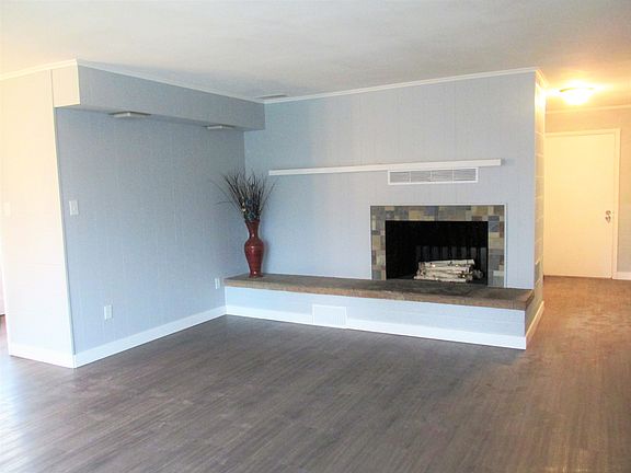 Cozy LR with fireplace