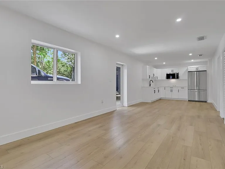 880 18th St NE — Photo 34