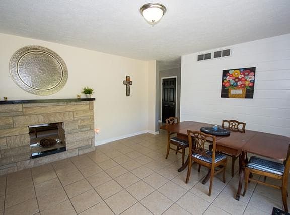 3rd image of 1015 N Twyckenham Dr