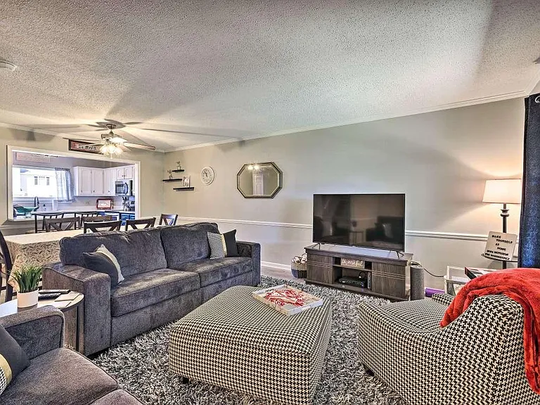 1073 Fairfax Dr — Photo 1