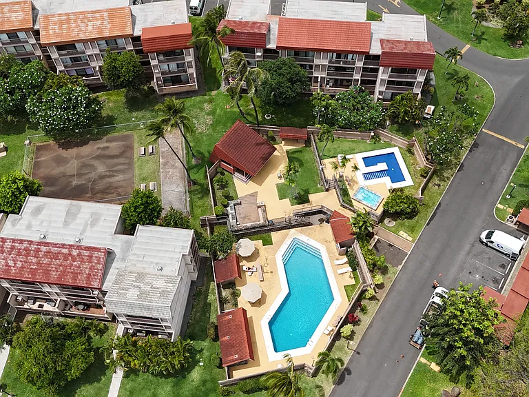 2 Oversized sparking swimming pools, 2 spas, 2 kids pools, BBQ area and more