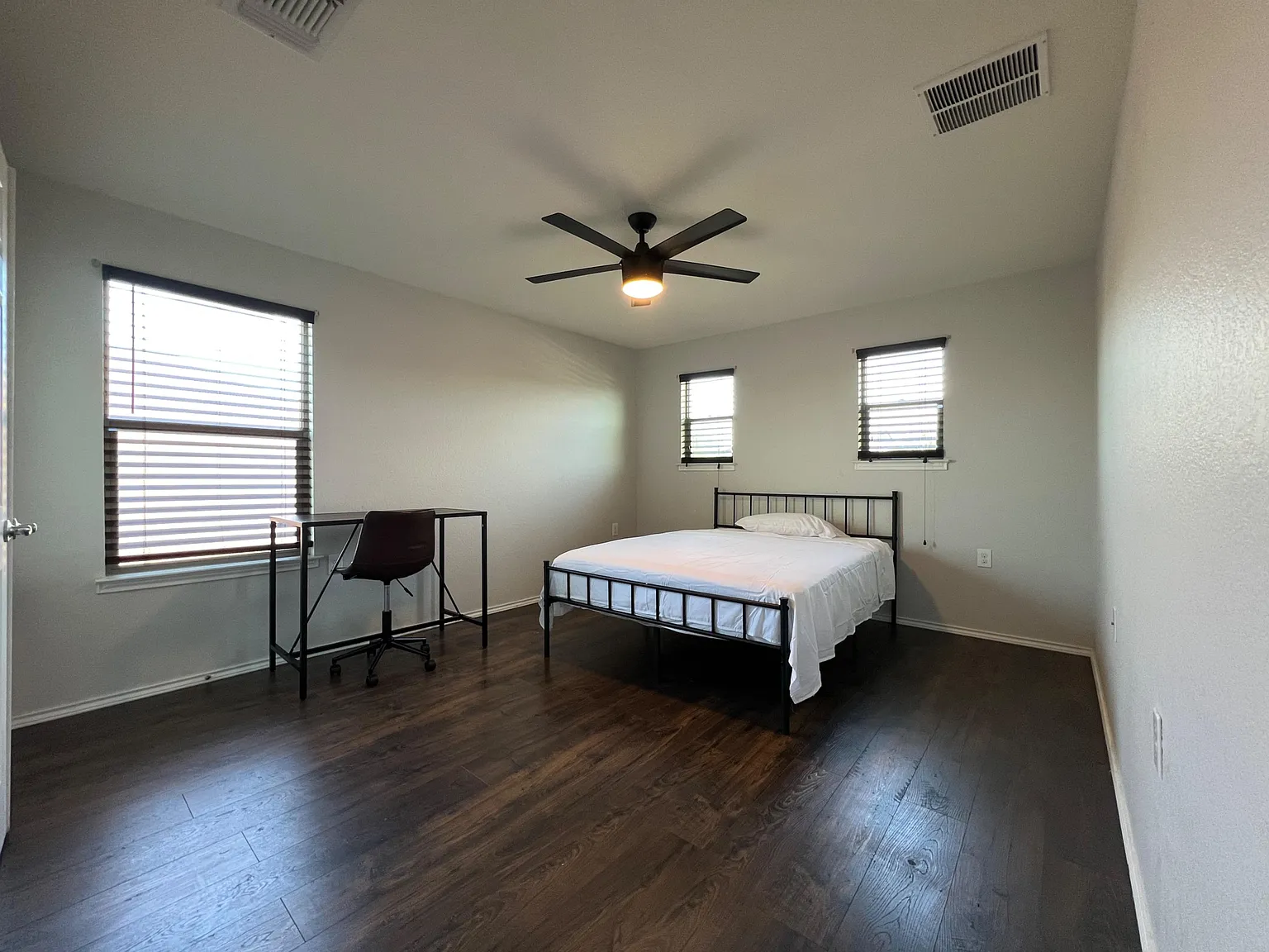 4 bed, 3.5 bath, 3498 sqft, $706 — Photo 2