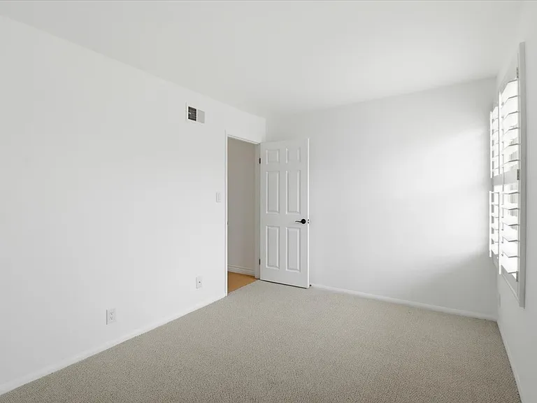 577 Houston Dr — Photo 10