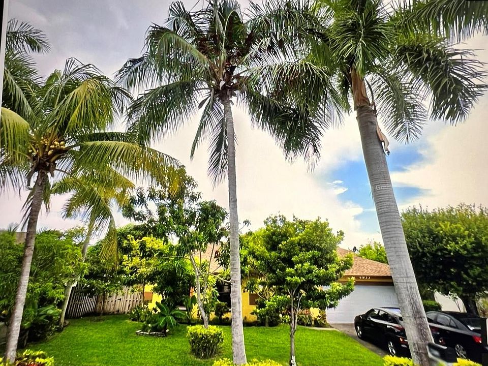 1st image of 4933 NW 75th Avenue