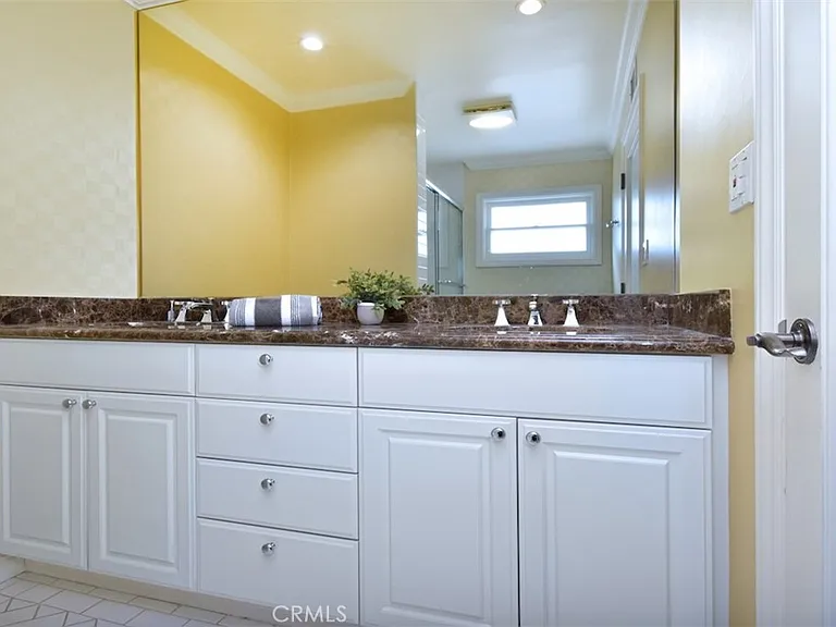 15344 Greenleaf St — Photo 21