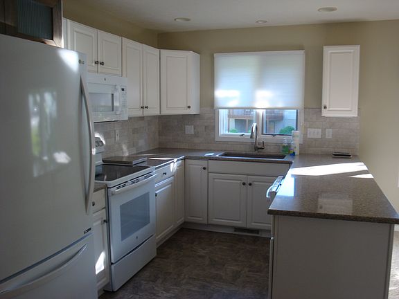3rd image of 221 Parkside Dr