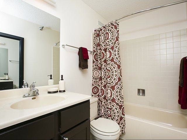 2nd image of 556 W Madison St #Convertibl