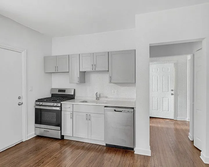 6565 N. Lakewood Renovated Rogers Park Apartments — Photo 22