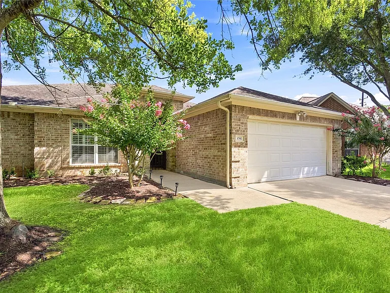 1702 Fantasy Woods Dr — Photo 4
