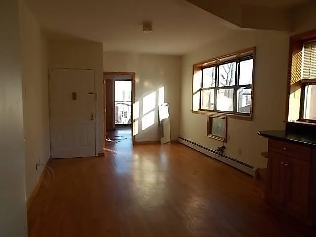 3 bed, 950 sqft, $2,900 — Photo 2
