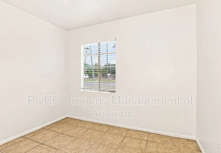 1251 E Rose Ln — Photo 16