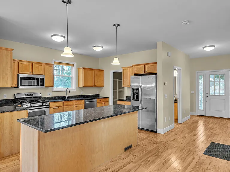 366 Colchester Ave — Photo 15
