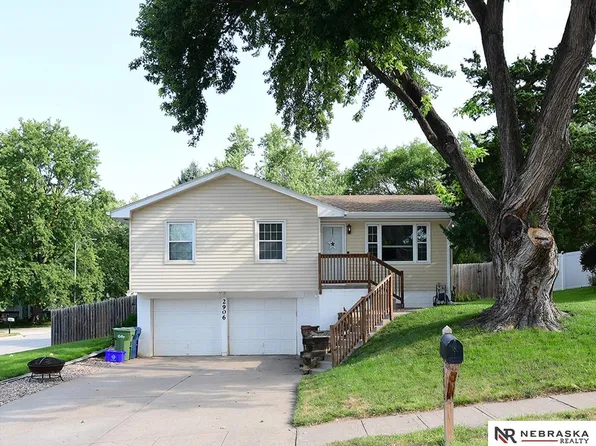 2906 Janan Dr, Bellevue, NE 68005