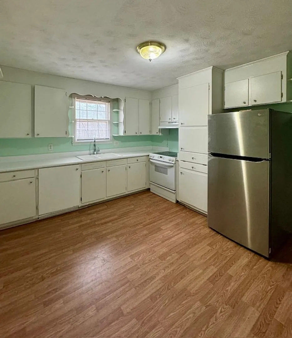 2BR Brick Ranch w/ Carport in Duncan — Photo 2