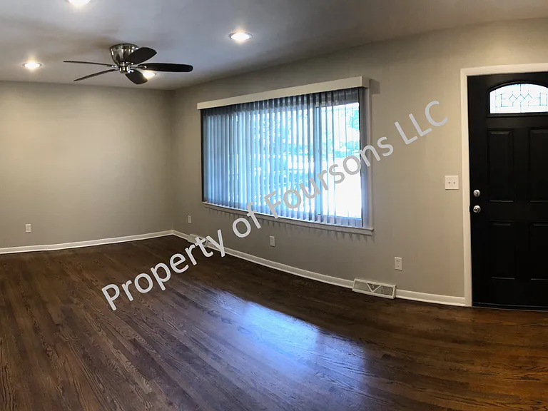 7908 W 92nd St — Photo 3