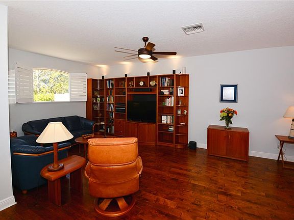 4th image of 6082 Gulfport Blvd S