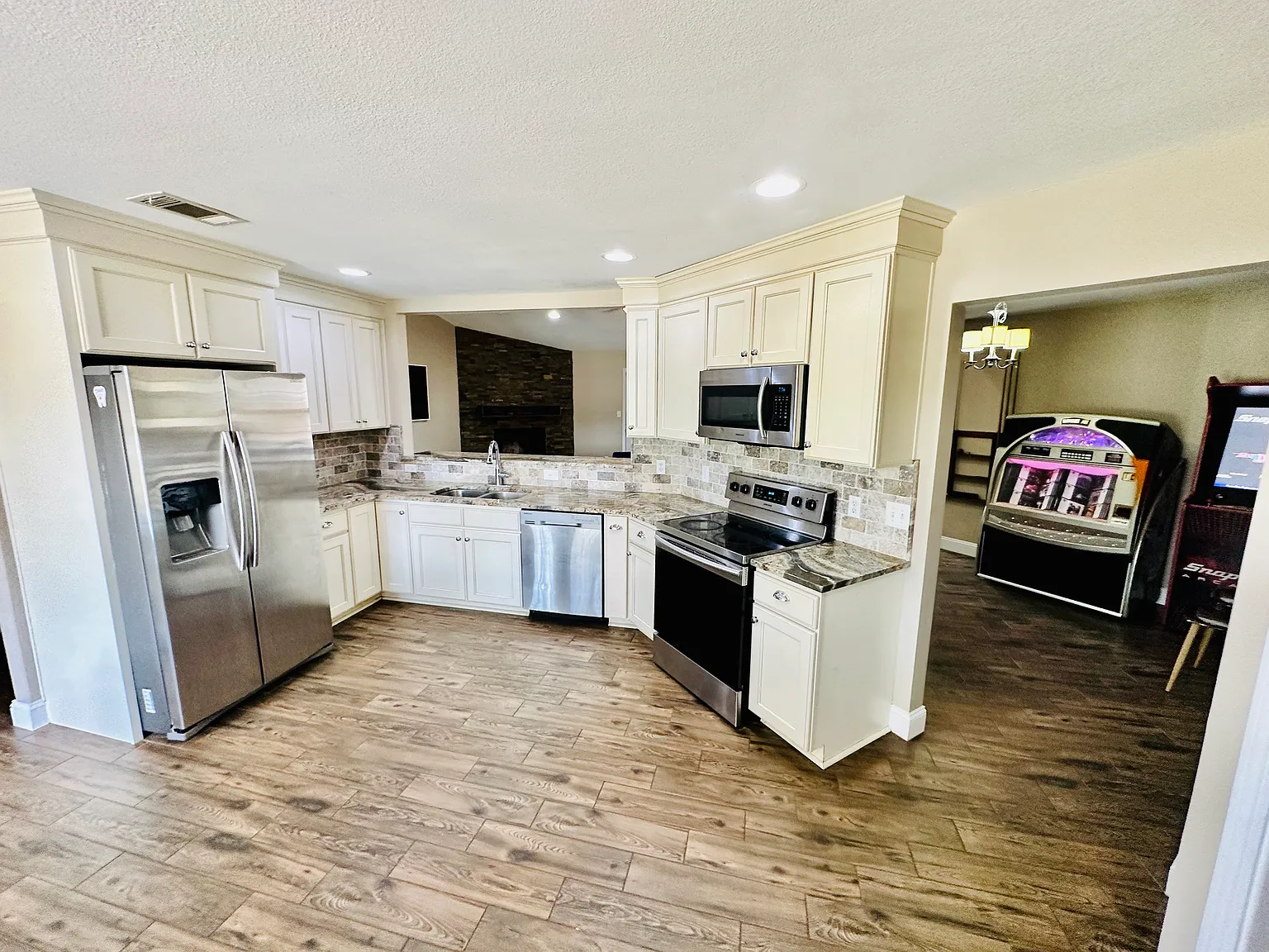 3 bed, 1836 sqft, $2,400 — Photo 4