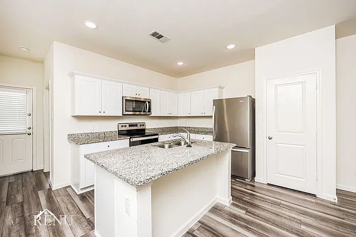 3 bed, 2.0 bath, 1401 sqft, $2,030 — Photo 4