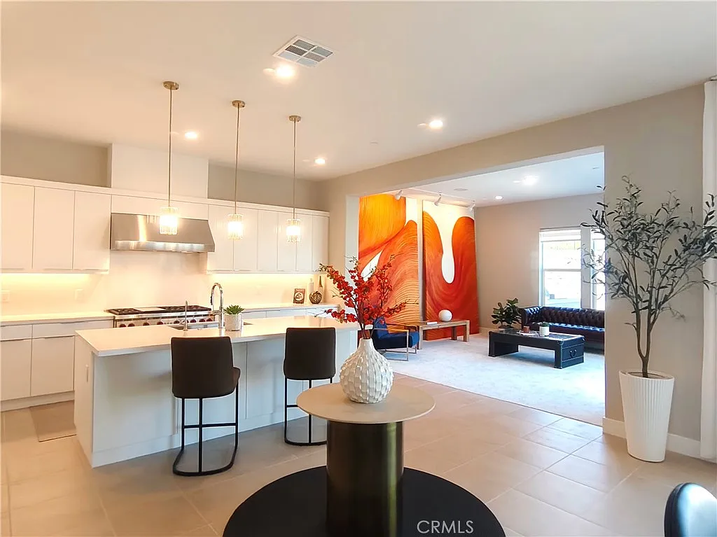 5 bed, 5.5 bath, 4045 sqft, $8,500 — Photo 4