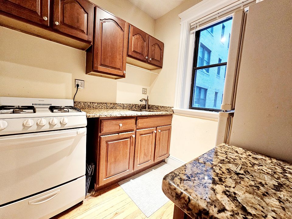 1st image of 15 Park Dr APT 7