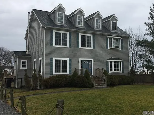65 Ocean Ave, Bay Shore, NY 11706