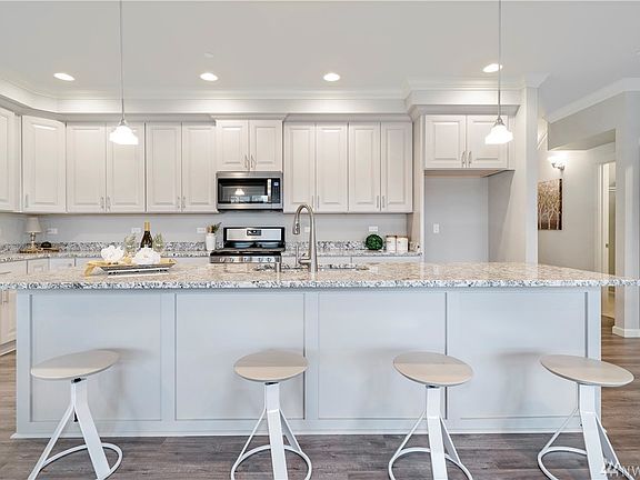 Large chefs kitchen with an island