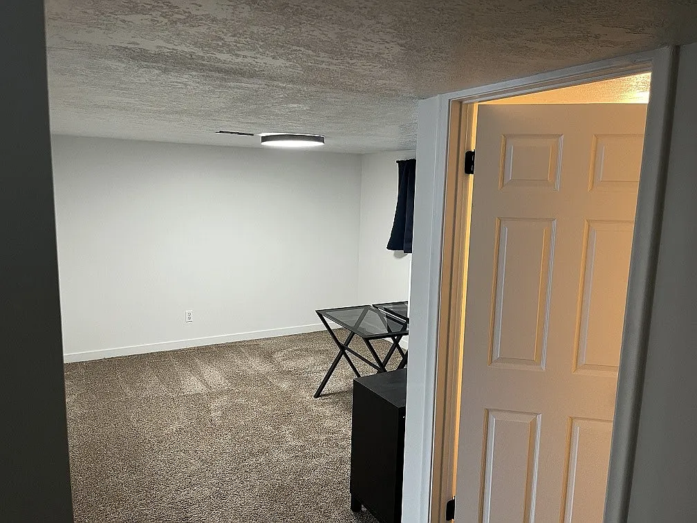 1469 Ash Dr, Unit Room 1 — Photo 2