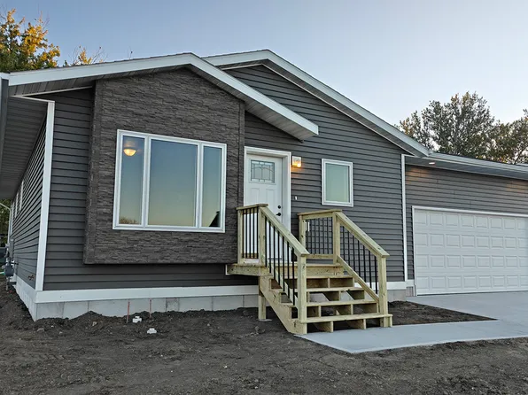 1533 Nagle Ln, Mitchell, SD 57301