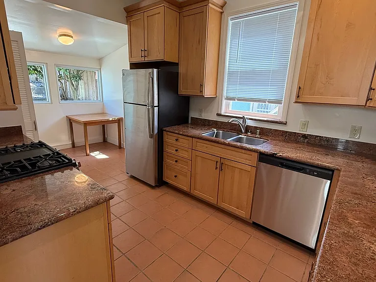 875 Huron Ave — Photo 14