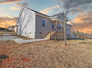 105 Cherokee Dr, Pickens, SC 29671