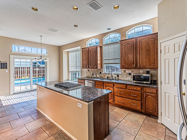 2425 Kittyhawk Dr — Photo 9