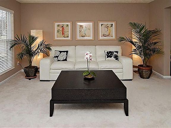 Now Dining w/hardwood