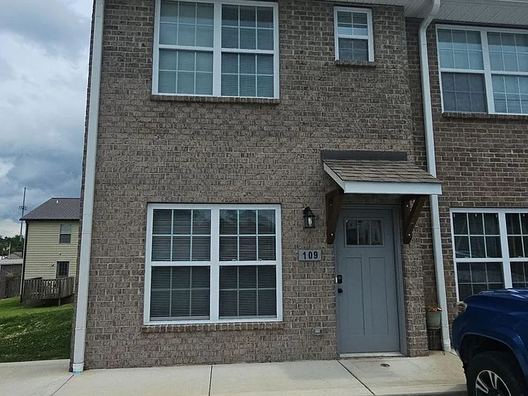 109 Westfield Ct — Photo 1