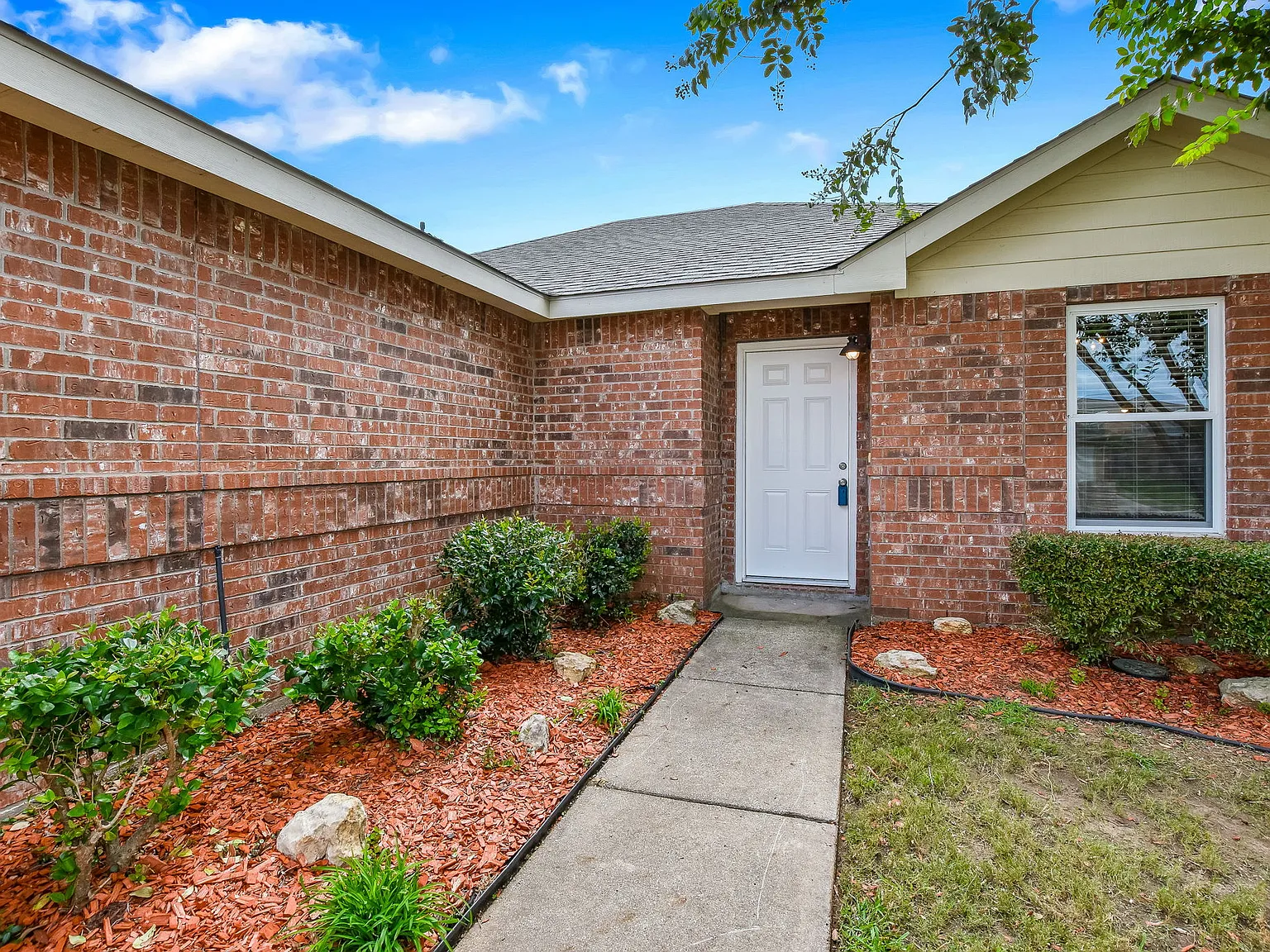 3 bed, 1253 sqft, $1,875 — Photo 3