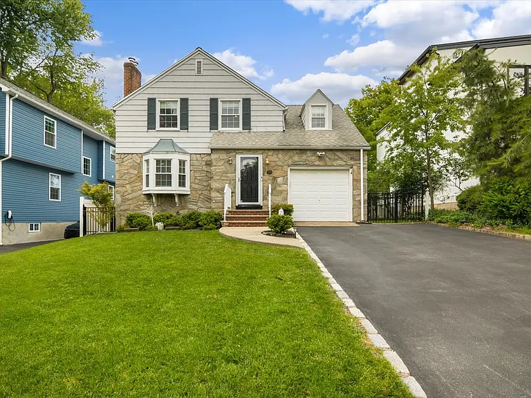 36 Amelia Ave — Photo 2