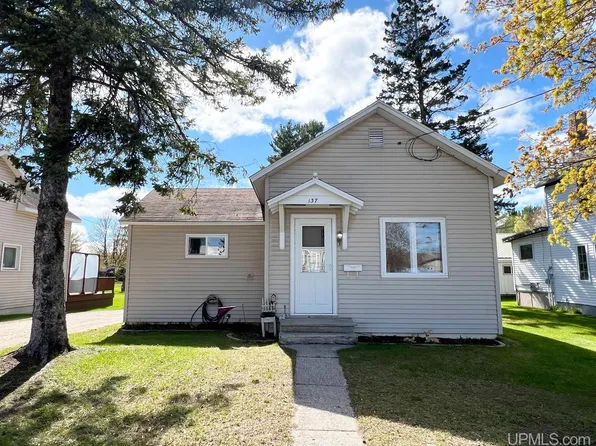 137 N 5th St, Manistique, MI 49854