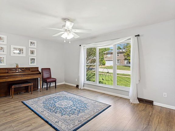 4th image of 3540 Queens Hill Dr