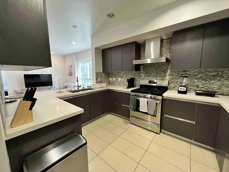 1735 N La Brea Ave #17 — Photo 18