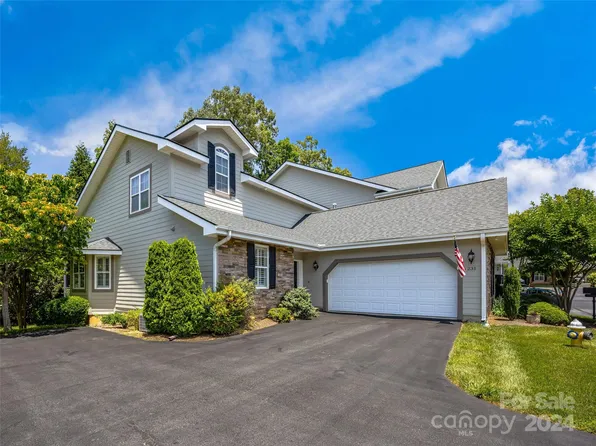 231 Towne Place Dr, Hendersonville, NC 28792
