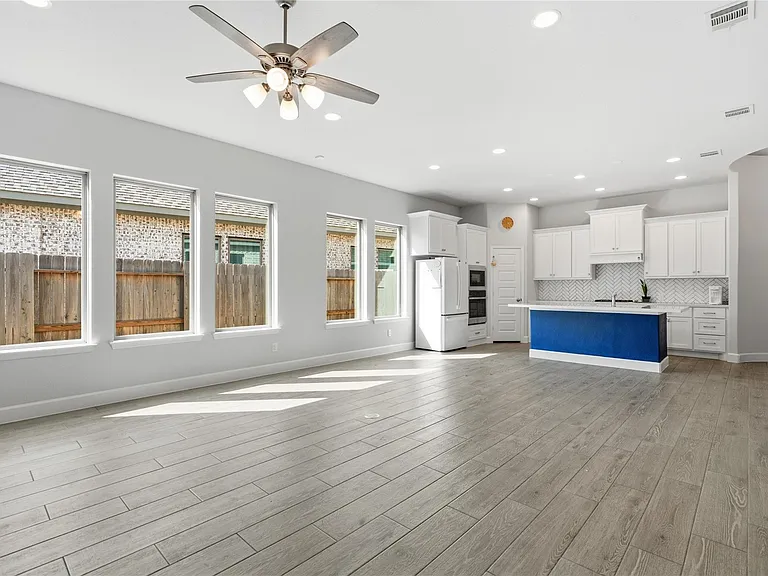 29427 Mesquite Oaks Dr — Photo 11