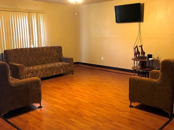 2nd image of 2818 Langtry Ave