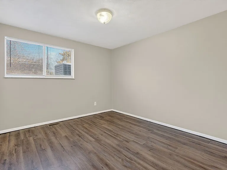 3629 N Leroy Ave — Photo 11