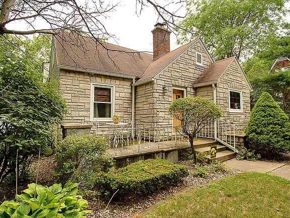 5th image of 916 W 10th St