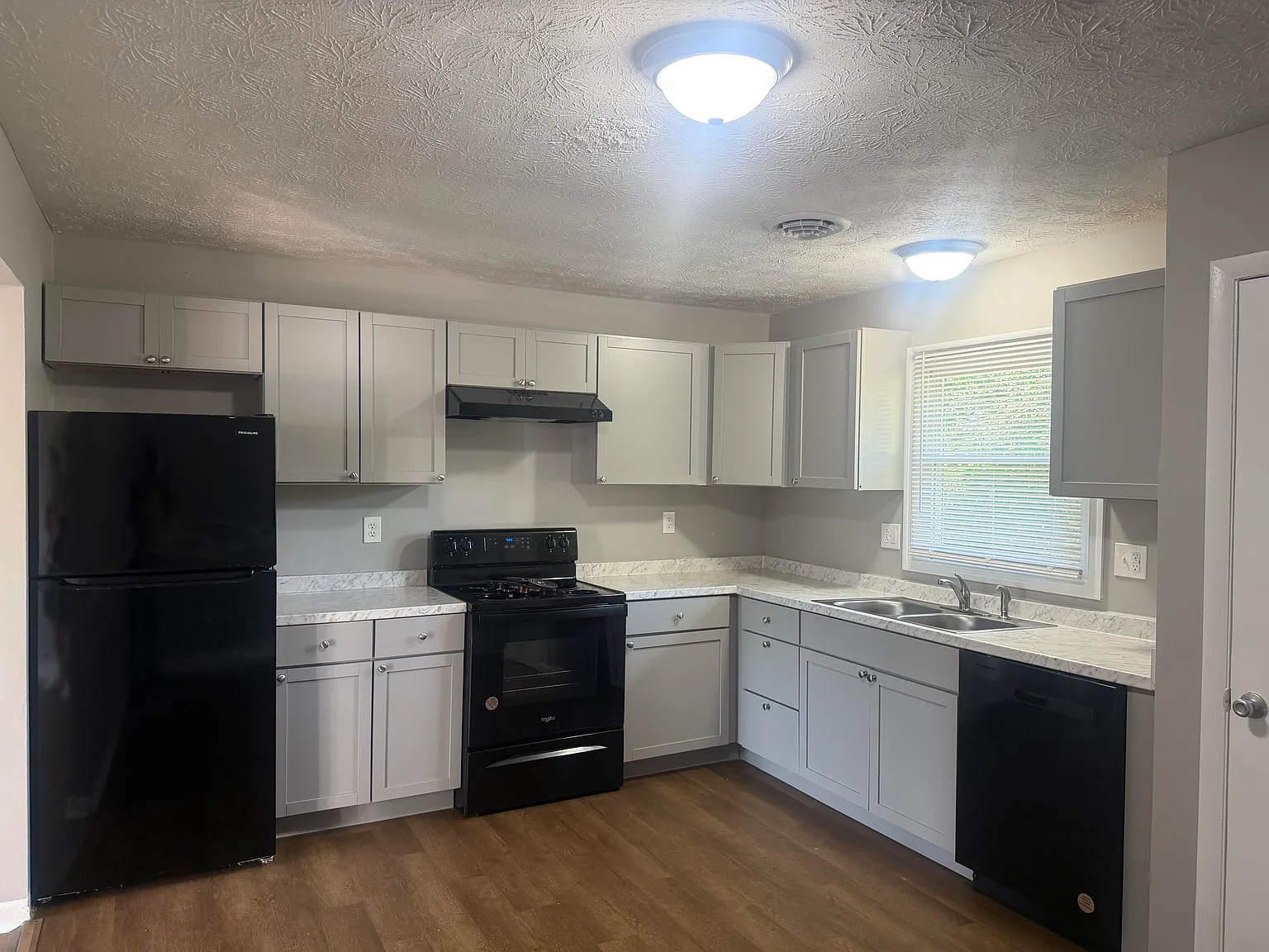 3 bed, 1.0 bath, 1000 sqft, $1,495 — Photo 2